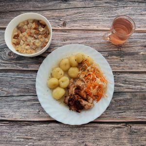 Zdjęcie przedstawia Dietę podstawową:  Krem z białych warzyw Udziec z kurczaka gotowany Sos ziołowy Kluski śląskie Sur&oacute;wka wielowarzywna z olejem Kompot owocowy z jabłkami Grzanki pszenne Sos ziołowy